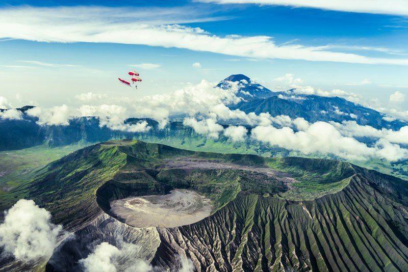 پرواز خطرناک بالای کوه Bromo در اندونزی