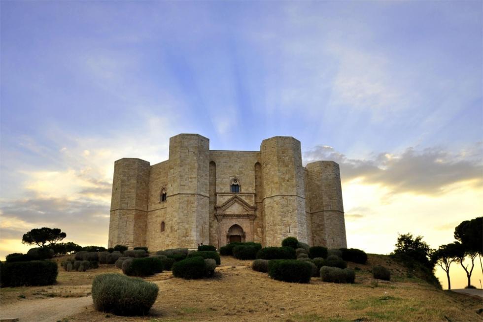 قلعه قرون وسطایی زرق و برق دار در Apulia، ایتالیا