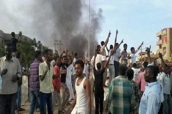 پلیس سودان با گاز اشک آور به تظاهرات کنندگان حمله ور شد