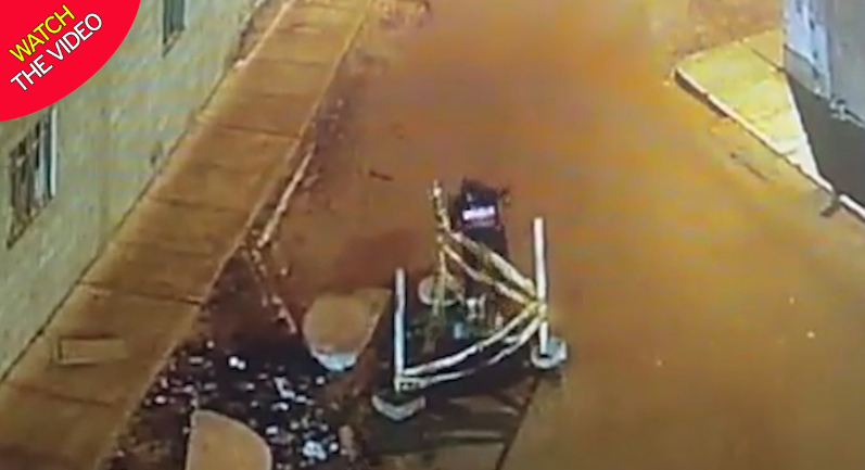 انتها چک کردن موبایل در وسط خیابان!