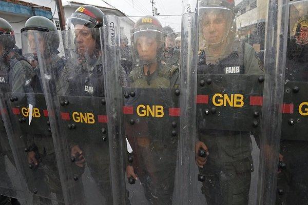 استقرار نظامیان ارتش ونزوئلا در مرز با کلمبیا به دلایل امنیتی