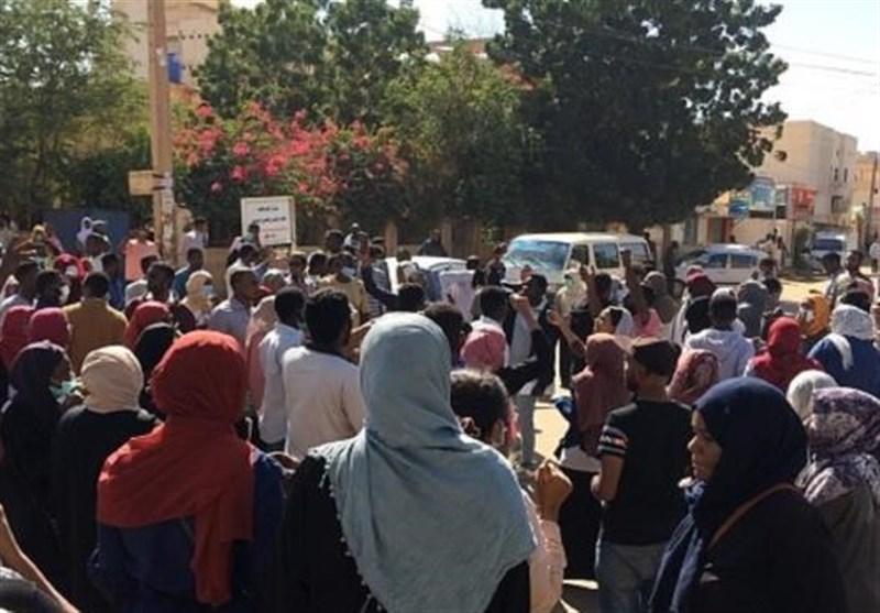 ادامه اعتراضات در سودان با وجود وضعیت فوق العاده؛ ده ها معترض بازداشت شدند