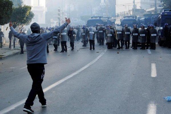 استفاده پلیس الجزایر از گاز اشک آور علیه تظاهرات کنندگان استفاده پلیس الجزایر از گاز اشک آور علیه تظاهرات کنندگان