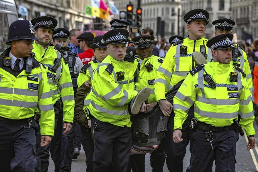 اعتراض فعالان محیط زیست7میلیون پوندخرج برای پلیس لندن تراشید