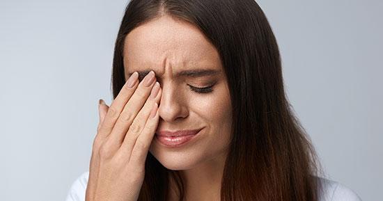 درمان های خانگی چشم درد؛ روغن کرچک را امتحان کنید