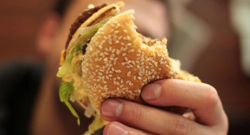 چرا دیگر نباید لب به فست فود بزنید؟