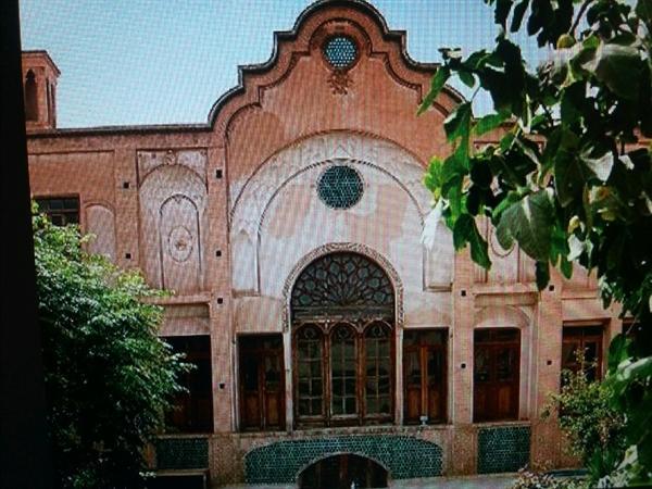 مرمت و نصب درهای چوبی خانه تاریخی صدوری کاشان