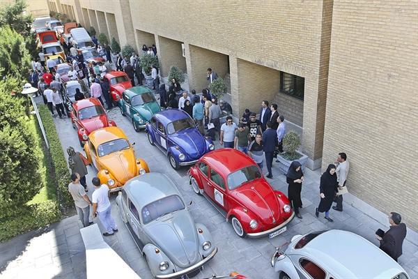بازدید رئیس سازمان میراث فرهنگی از نمایشگاه خودروهای تاریخی