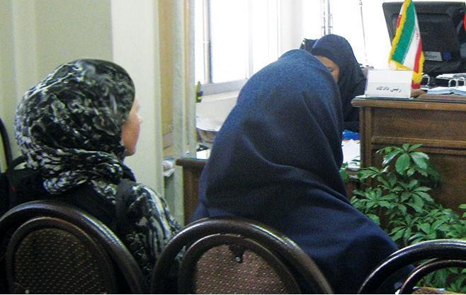 رسیدن اتفاقی 2 هوو سرگردان به هم در کلانتری، شوهرمان با زنان رسیدن اتفاقی 2 هوو سرگردان به هم در کلانتری، شوهرمان با زنان غریبه رابطه دارد!