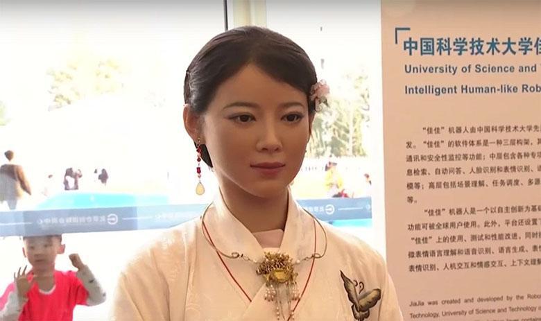 روبات انسان نمای Jia Jia حسابی با حاضرین در کنفرانس مالی شانگهای خوش و بش کرد
