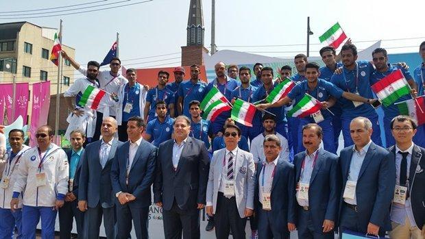 پرچم ایران برافراشته شد، هدیه ایران به شهردار دهکده