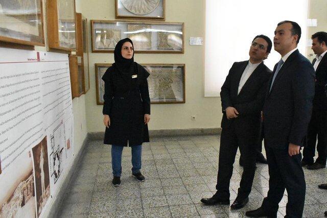 وزیر کار و حمایت های اجتماعی جمهوری آذربایجان به دیدن الواح هخامنشی رفت