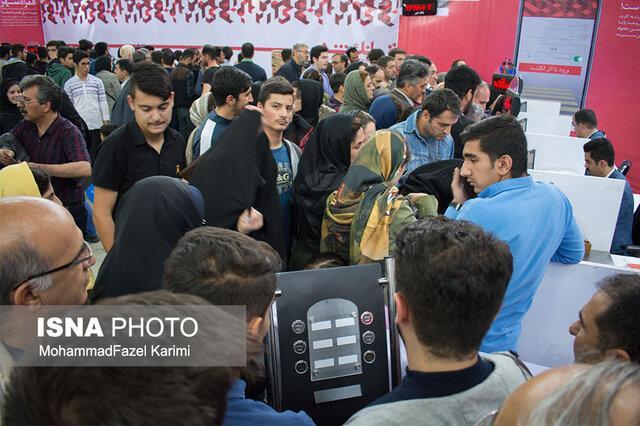 سرگردانی متقاضیان بن کتاب در مقابل باجه های بانک شهر در نمایشگاه کتاب تبریز