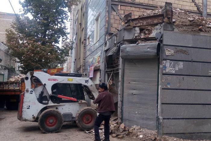 تخریب ساختمان 3 طبقه فرسوده برای حفظ جان شهروندان