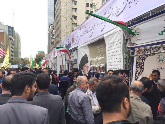 برپایی غرفه های فرهنگی و هنری در مسیر راهپیمایی 13 آبان برپایی غرفه های فرهنگی و هنری در جهت راهپیمایی 13 آبان