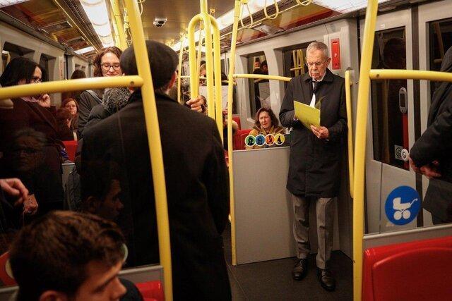 عکس ، رئیس جمهور اتریش در مترو در حال خواندن متن