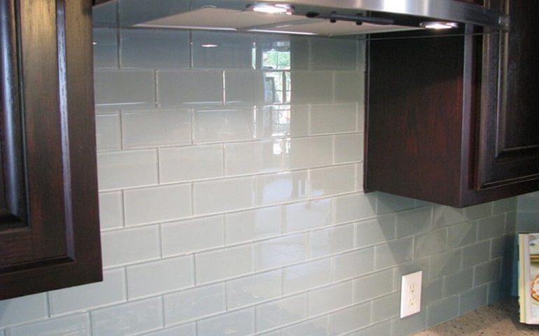 کاشی شیشه ای، بهترین پوشش برای دیوار آشپزخانه