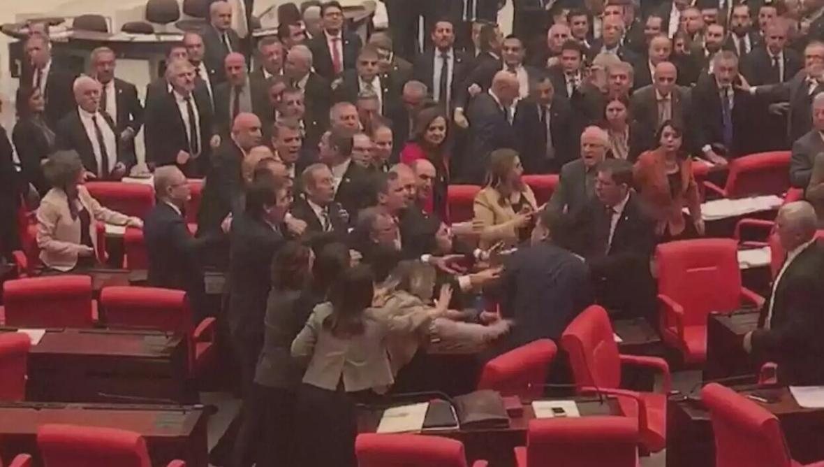 خبرنگاران درگیری فیزیکی در مجلس ترکیه