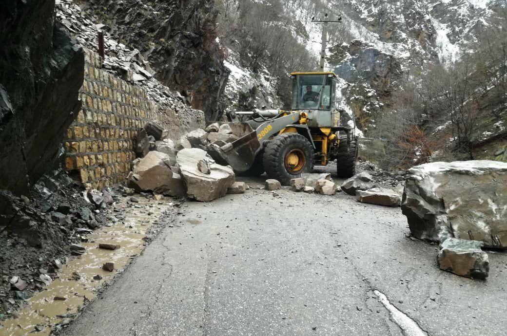 خبرنگاران ریزش کوه چند راه روستایی در طرقبه شاندیز را مسدود کرد