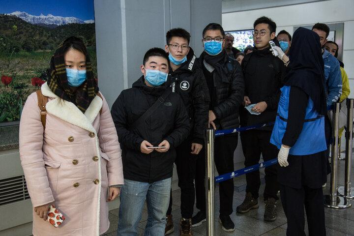 معاینه مسافران چینی با تب سنج و اسکنر حرارتی در فرودگاه امام