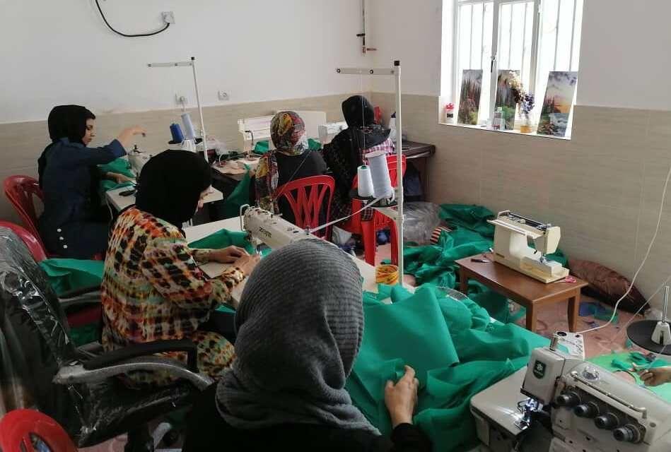 خبرنگاران سهم زنان خودسرپرست خوزستان در مبارزه با کرونا؛ تولید22 هزار دستکش و گان