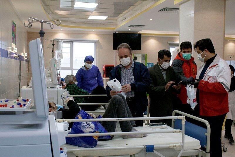 خبرنگاران شروع توزیع بسته های بهداشتی هلال احمر زنجان میان بیماران خاص