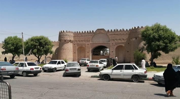ایجاد غرفه در حریم قلعه ناصری ایرانشهر غیرقانونی است ایجاد غرفه در حریم قلعه ناصری ایرانشهر غیرقانونی است
