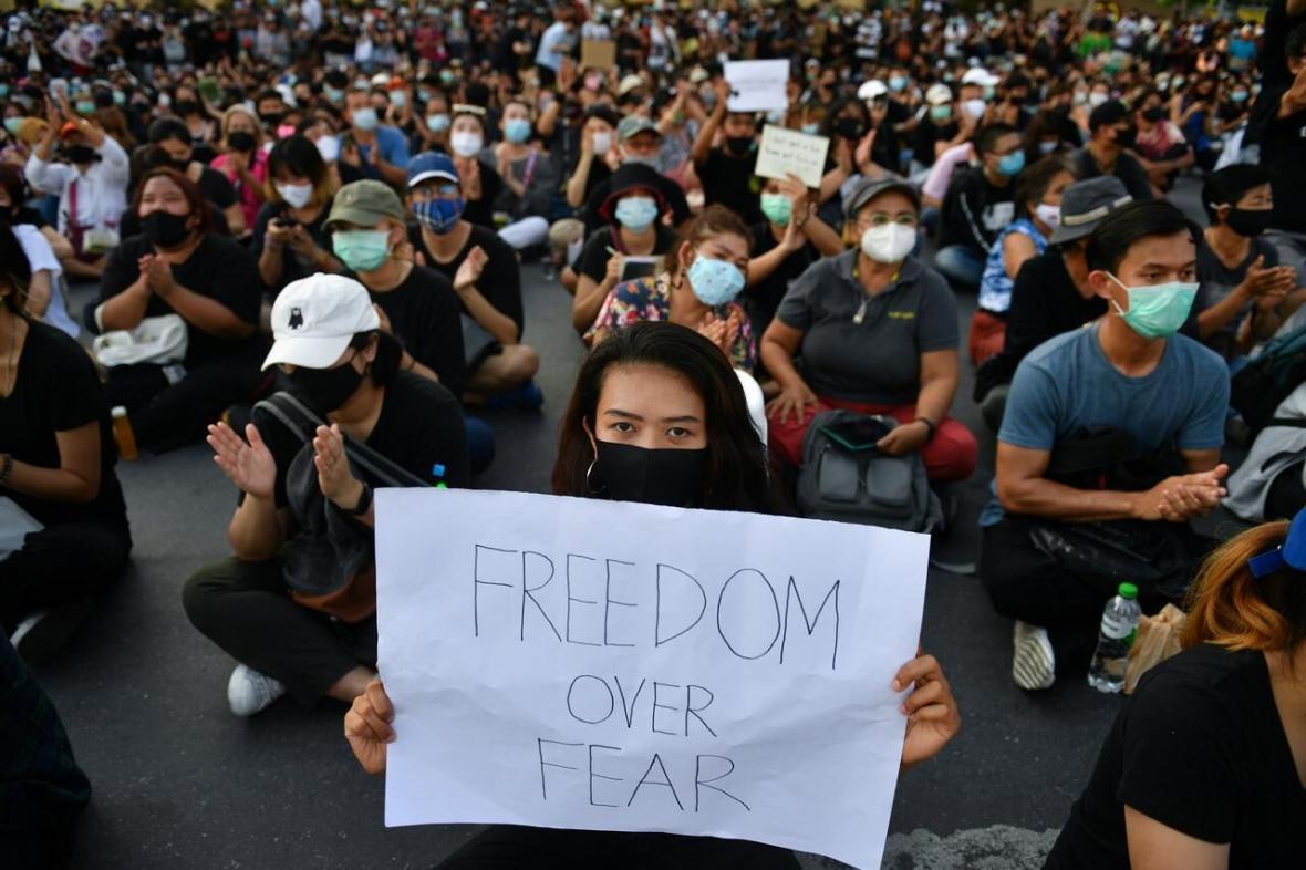 خبرنگاران صدها نفر در تایلند علیه دولت این کشور تظاهرات کردند