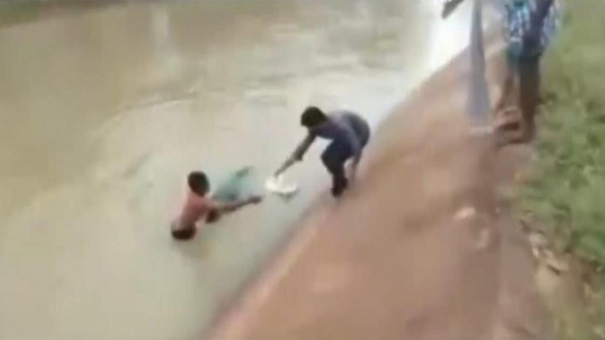 لحظه نجات زن سقوط نموده در کانال آب