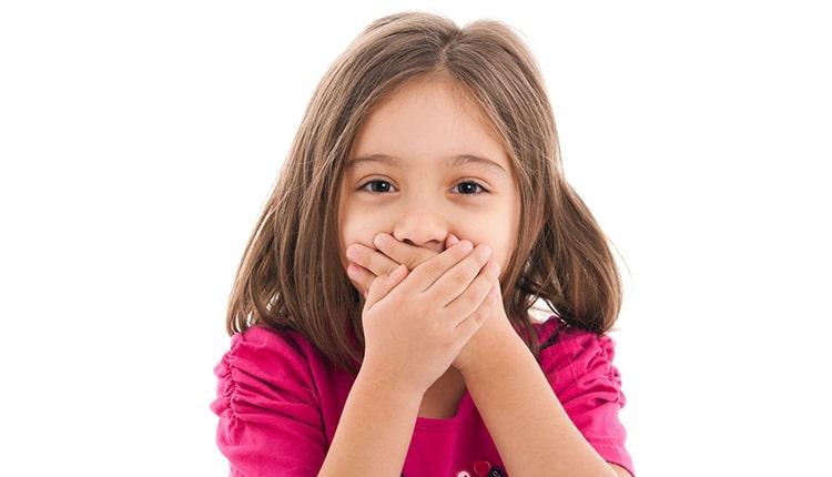 بوی بد دهان بچه ها نشانه چیست و چگونه برطرف می گردد؟