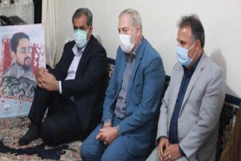 خبرنگاران استاندار قزوین با خانواده شهید مدافع حرم شیری ملاقات کرد