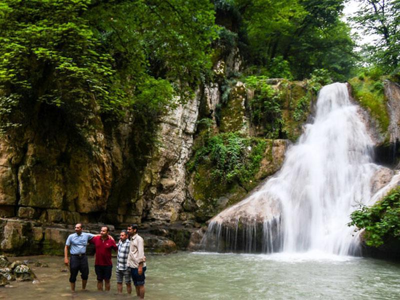 معرفی آبشار لوه گلستان، جاذبه ای در دل جنگل