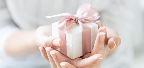چه هدیه&ampzwnjای یک خانم را خوشحال می&ampzwnjکند؟ چه هدیهای یک خانم را خوشحال میکند؟