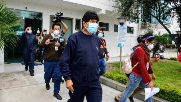 خبرنگاران رییس جمهوری سابق بولیوی با غلبه بر کرونا از بیمارستان مرخص شد