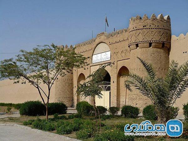 قلعه ناصری با رعایت پروتکل های بهداشتی میزبان گردشگران قلعه ناصری با رعایت پروتکل های بهداشتی میزبان گردشگران است