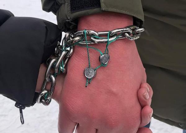 (عکس) اقدام عجیب یک زوج، 3 ماه زنجیر به هم!