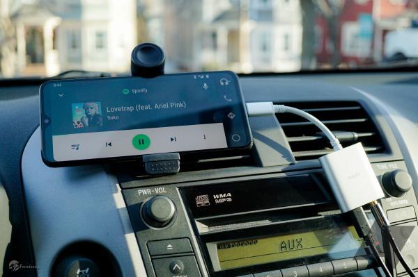 چرا نباید گوشی را به فندکی شارژ ماشین بزنیم؟