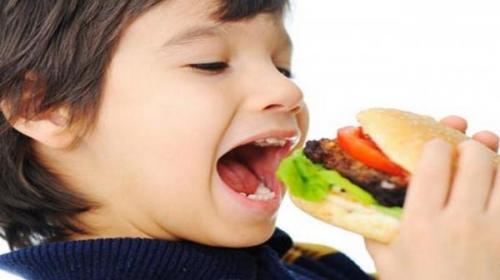 افزایش 40 درصدی حجم و کالری مواد خوراکی یکی از علل چاقی بچه ها