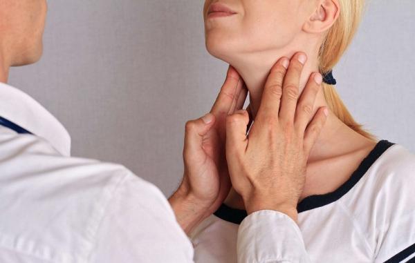 12 زنگ خطر پرکاری تیروئید که نباید نادیده بگیرید