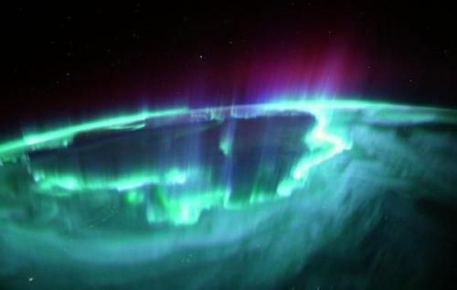 نمای شگفت انگیز شفق قطبی از ایستگاه فضایی بین المللی را ببینید