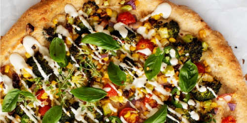 طرز تهیه پیتزا خانگی با سبزیجات متنوع برای گیاهخواران