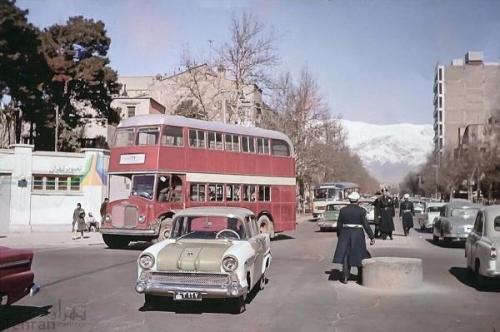 وقتی اتوبوس های تهران 51 سال پیش هم جا نداشتند ، مسافرانی که از اتوبوس آویزان می شدند